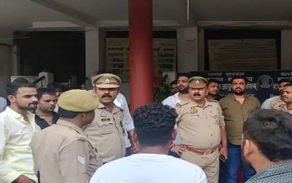 वाराणसी में जन्मदिन पर राहगीरों को बांटी बीयर केन: केंद्रीय जल आयोग परिसर में मनाया जश्न, पहुंची पुलिस, कई हिरासत में
