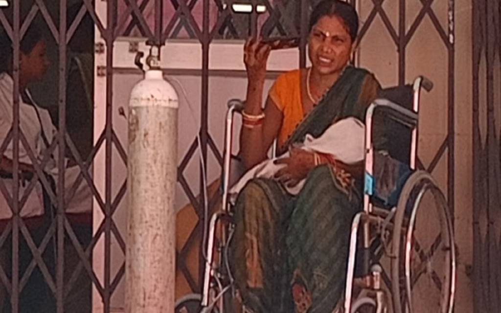 लापरवाही:  एंबुलेंस आने से पहले ही दो घंटे के नवजात को बाहर निकाला, वाराणसी जिला महिला अस्पताल का मामला 