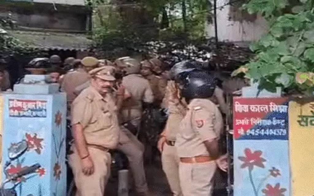वाराणसी कचहरी में दरोगा और सिपाही से मारपीट, हालात तनावपूर्ण, भारी पुलिस फोर्स तैनात