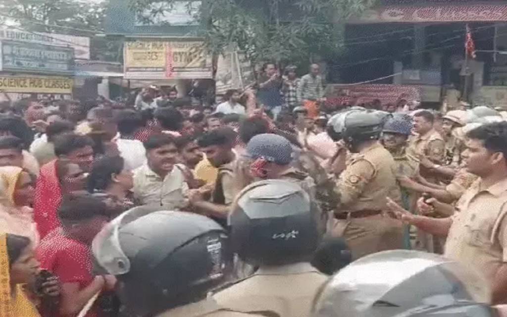 गोरखपुर में नीट छात्र की मौत के बाद बवाल, आगजनी-पथराव में कई पुलिसकर्मी घायल