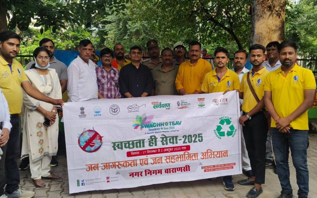 मंडलायुक्त व जिलाधिकारी ने झाड़ू लगाकर दिया स्वच्छता का संदेश