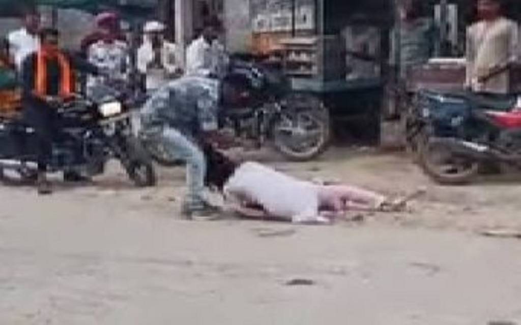 झांसी में बीच चौराहे पर पति ने पत्नी पर ब्लेड से किया हमला, लोगों ने बचाई जान, पत्नी बोली-मुझे होटल में सप्लाई करना चाहता