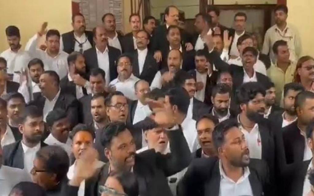 कचहरी कांड : दरोगा परिवार का धरना, वकीलों का आंदोलन, बढ़ा तनाव