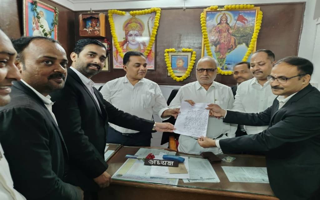 पुलिसकर्मियों पर कार्रवाई न होने से बनारस बार एसोसिएशन में उबाल