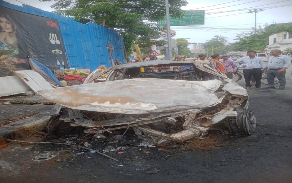 तेज रफ्तार कार खंभे से टकराकर पलटी, जलकर खाक