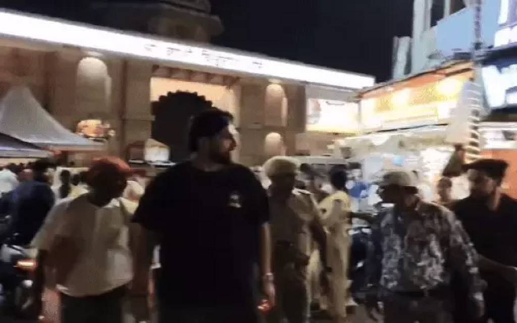 वाराणसी पहुंचे भारतीय तेज़ गेंदबाज़ इशांत शर्मा, काशी विश्वनाथ के किए दर्शन