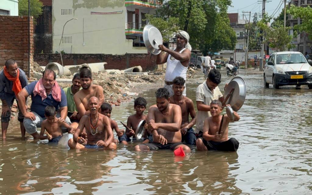 सड़क जलमग्न, अधिकारी मूकदर्शक और जनता बेबस