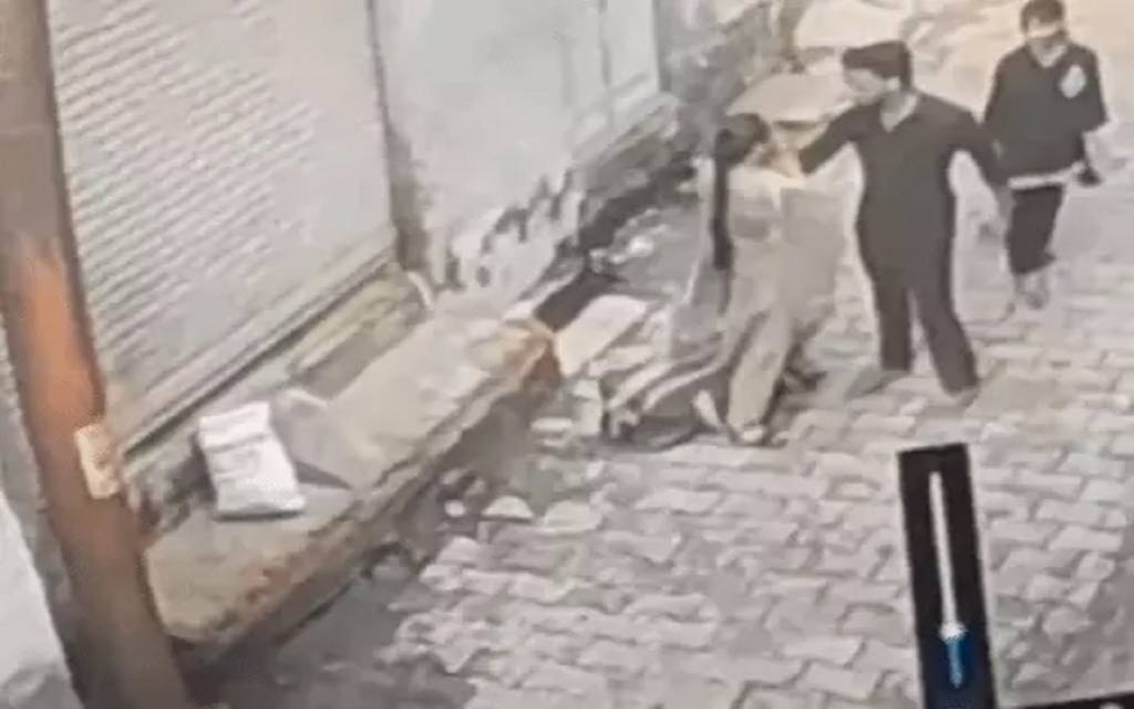 मेरठ में बीच सड़क पर युवती से छेड़छाड़: विरोध करने पर पीटा , CCTV से पहचान कर आरोपी गिरफ्तार