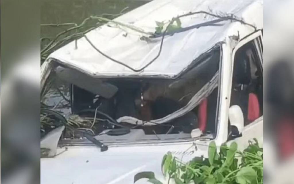 चंदौली में गोवंश तस्करी कर रही पिकअप नहर में पलटी, एक तस्कर की मौत, साथी फरार