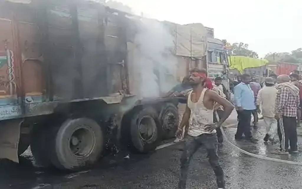 वाराणसी में ट्रक के पहिए में लगी आग, बड़ा हादसा टला, ड्रम ब्रेक से उठी चिंगारी ने पकड़ी आग