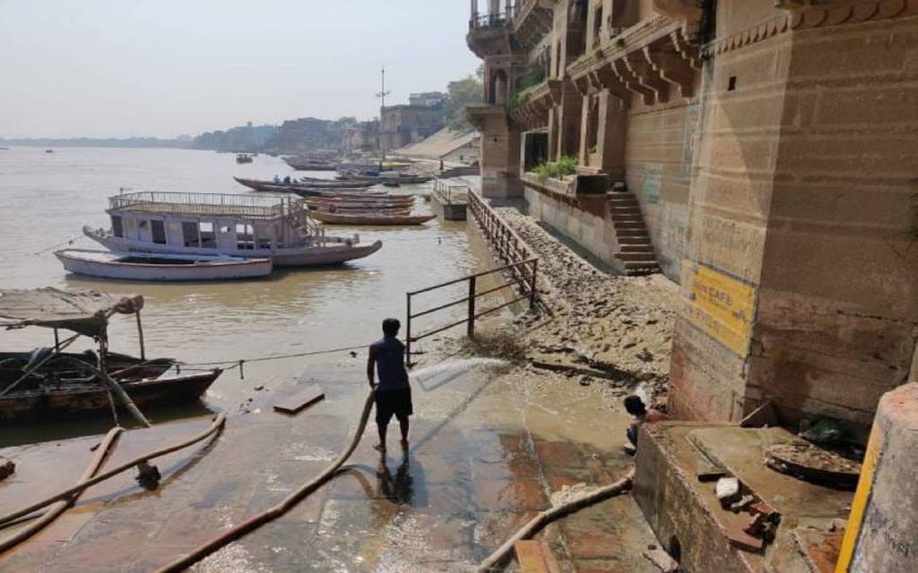 इस बार घाटों पर कैसे मनाया जायेगा डाला छठ, गंगा घाटों पर जमीं है मिट्टी, कीचड़ का है अंबार
