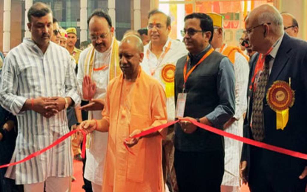 भदोही में मुख्यमंत्री योगी ने किया चौथे अंतरराष्ट्रीय कालीन मेले का उद्घाटन, बोले– “कालीन उद्योग बनेगा प्रदेश की ताकत”