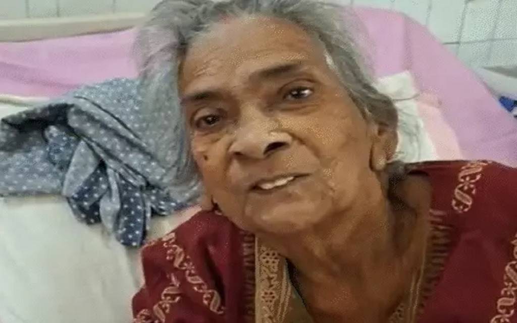 वाराणसी: इलाज कराने लाई बहू अस्पताल में छोड़कर भागी, 6 दिन से लावारिस वार्ड में पड़ी बुजुर्ग महिला बोलीं, “मुझे घर पहुंचा दो”