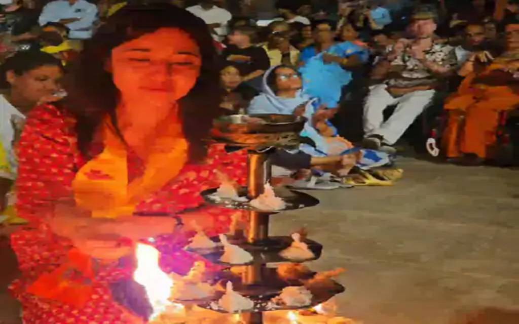"काशी मेरा दूसरा घर है", मिर्जापुर वेब सीरीज की अभिनेत्री श्वेता त्रिपाठी पहुंचीं वाराणसी, अस्सी घाट पर की गंगा आरती
