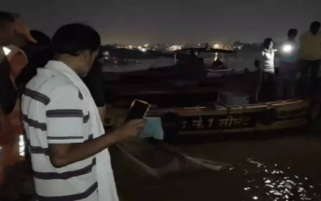 वाराणसी में बड़ा हादसा: गंगा में नहाने गए चार दोस्त डूबे, तीन को बचाया गया, एक की मौत