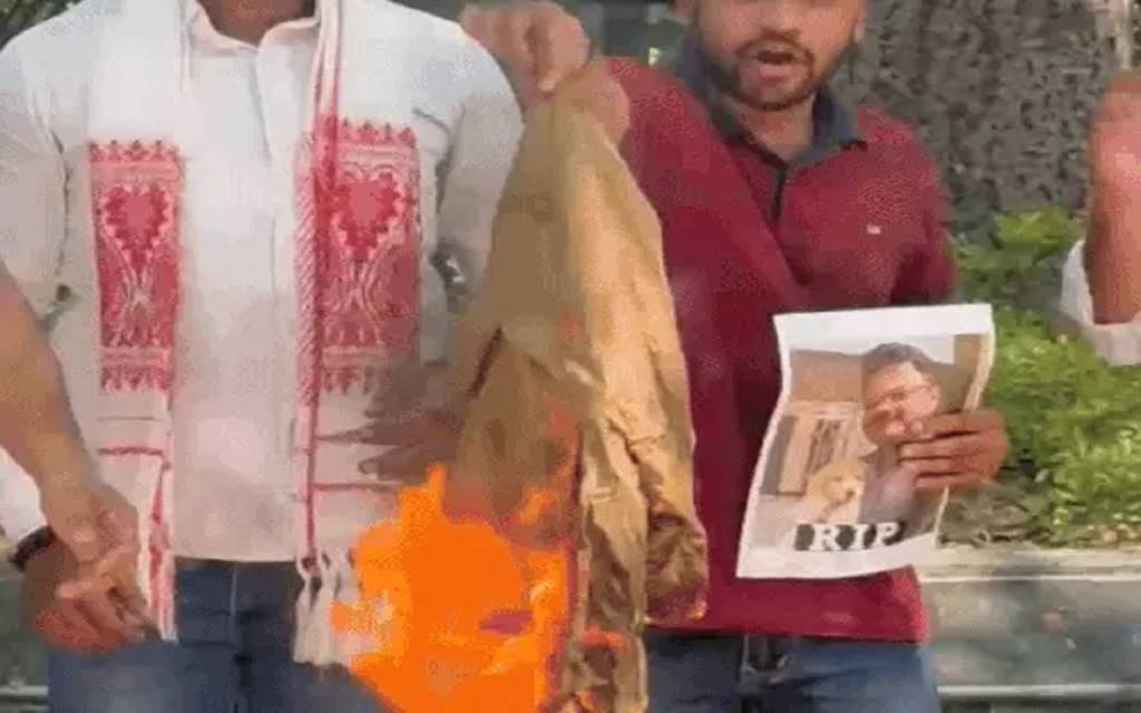 वाराणसी में एनएसयूआई का प्रदर्शन, गांधी प्रतिमा के सामने RSS का हाफ पैंट जलाया