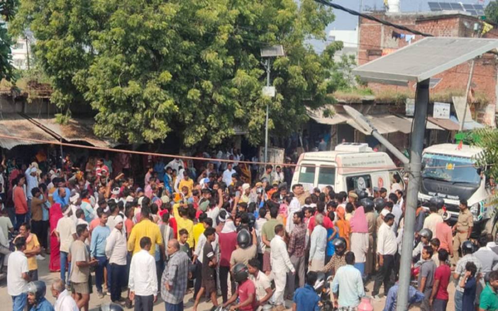 वाराणसी में भीषण सड़क हादसा: डंपर की टक्कर से महिला की मौत,पति और बच्चे घायल, ग्रामीणों ने किया चक्काजाम
