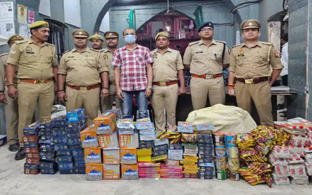 वाराणसी में 170 किलो अवैध पटाखे बरामद, पुलिस ने दुकानदार को दबोचा