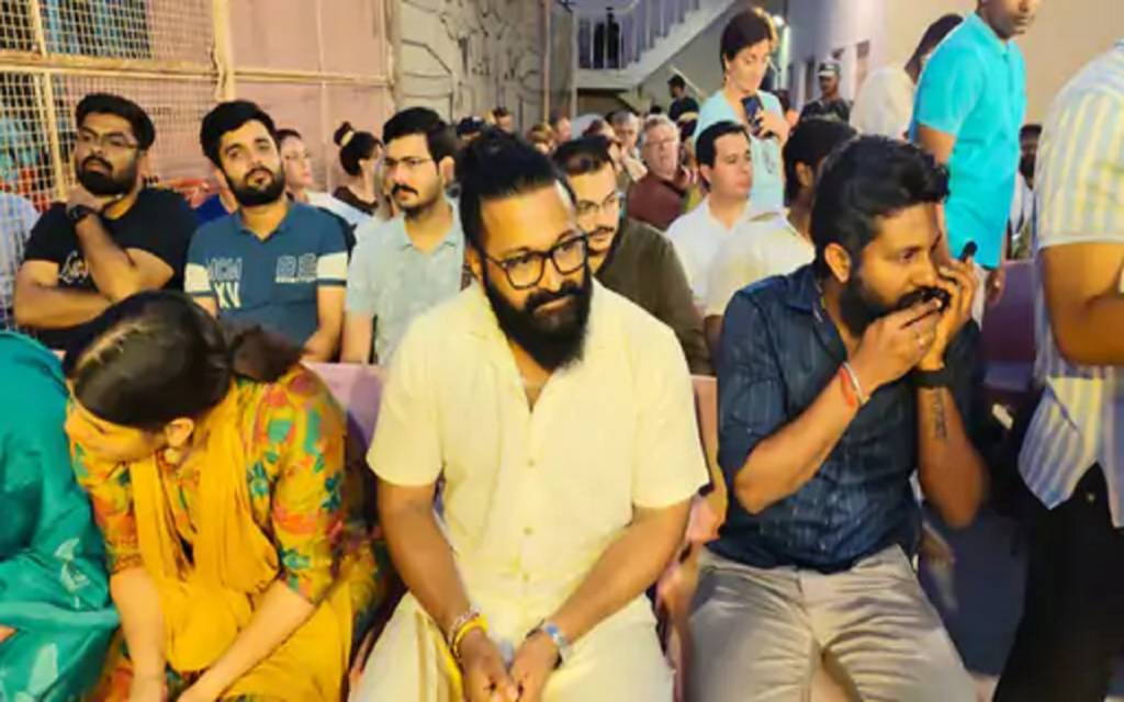 वाराणसी में ऋषभ शेट्टी ने किए बाबा विश्वनाथ के दर्शन, ‘कांतारा चैप्टर 1’ ने 700 करोड़ का आंकड़ा किया पार