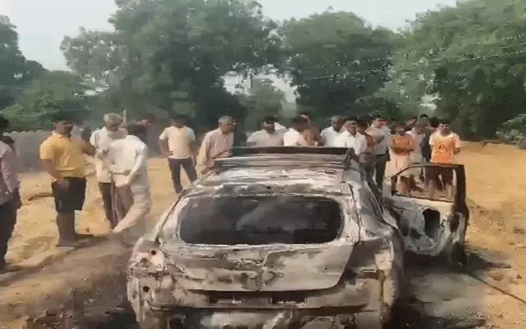 मथुरा में दर्दनाक हादसा : हाईटेंशन तार गिरने से कार में लगी आग, युवक जिंदा जला