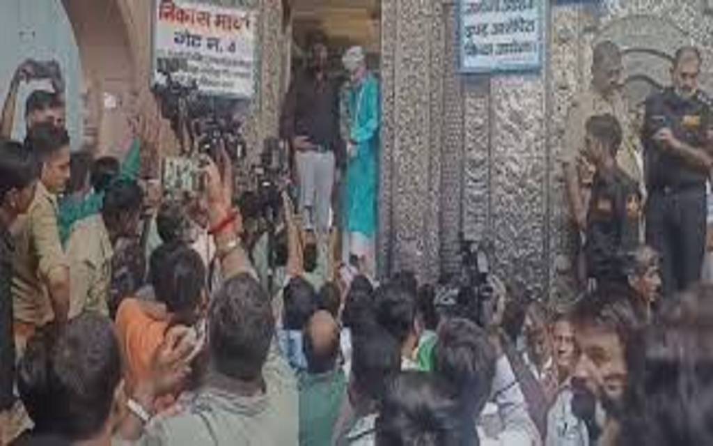 वृंदावन में 54 साल बाद खुल रहा बांकेबिहारी का मंदिर का खजाना, गोस्वामियों में आक्रोश