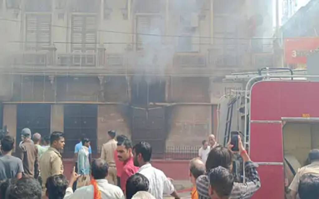 वाराणसी में फैब इंडिया शोरूम में भीषण आग, लाखों का सामान जलकर राख