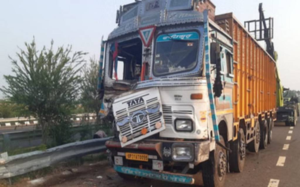 मातम में बदलीं त्योहार की खुशियां...पूर्वाचल एक्सप्रेसवे पर दर्दनाक हादसा; ट्रक चालक की मौत