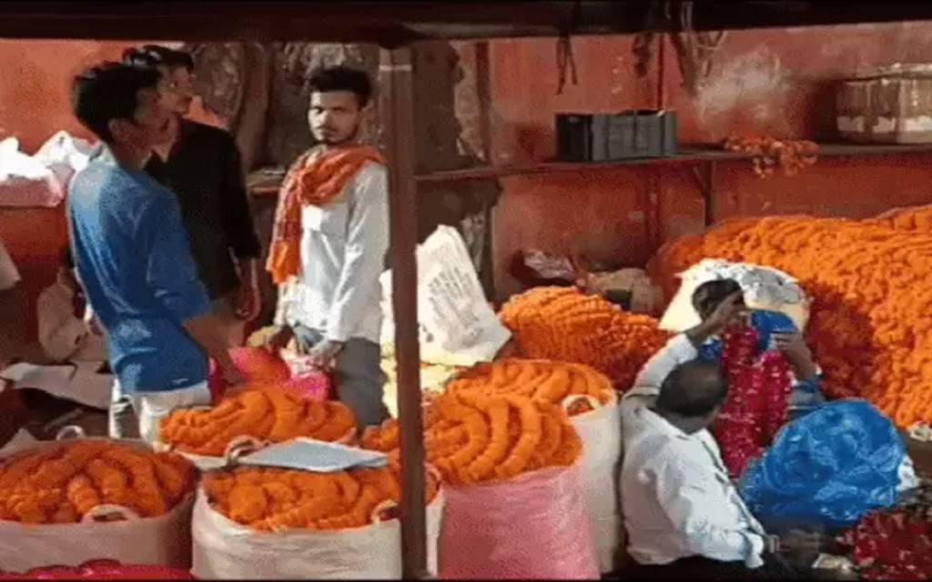 दीपावली पर वाराणसी की फूल मंडी में रौनक, 200 करोड़ रुपए का कारोबार होने का अनुमान