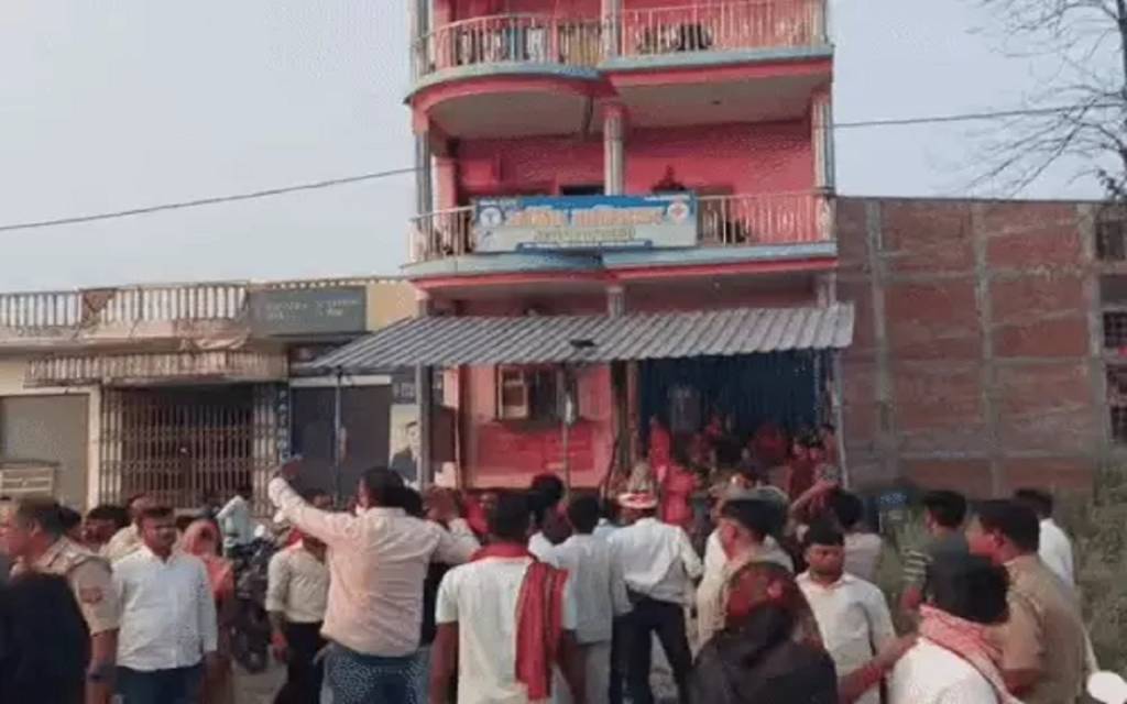 जलालपुर के निजी अस्पताल में महिला की मौत पर हंगामा, परिजनों ने डॉक्टर पर लगाया लापरवाही का आरोप