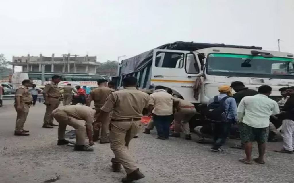 वाराणसी में ट्रक ने पति-पत्नी और 5 महीने बच्ची को कुचला, ओवरटेक करने में हुआ हादसा