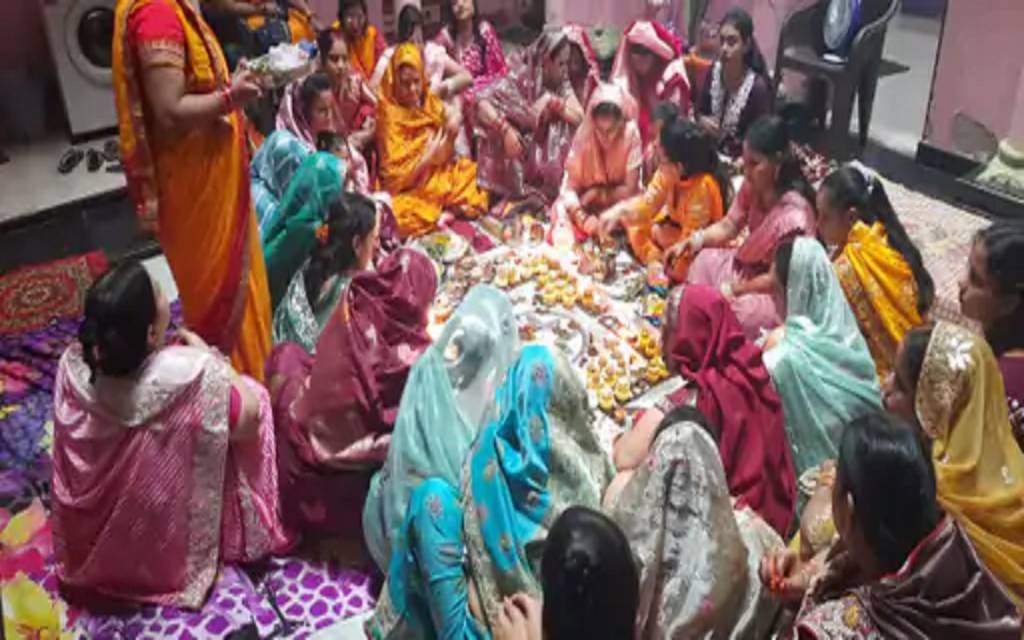 वाराणसी में भाई दूज पर बहनों ने भाई की लंबी उम्र और खुशहाली की कामना की, जुबान पर लगाए काटे; यमराज से जुड़ी है यह परंपरा