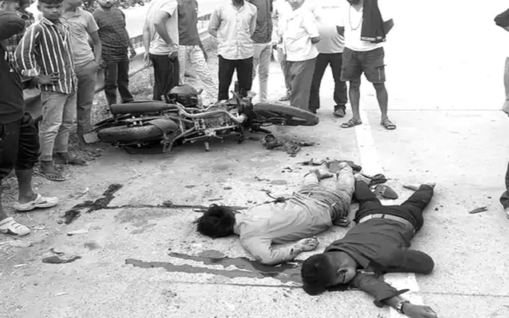 वाराणसी: नेशनल हाई-वे 19 पर बाइक हादसे में दो की मौत, एक गंभीर घायल, वाराणसी घूमकर जा रहे थे मिर्जापुर