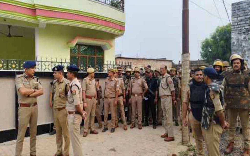 प्रयागराज में रोडवेज चालक की निर्मम हत्या, पुलिसकर्मी निलंबित, आरोपियों पर इनाम घोषित
