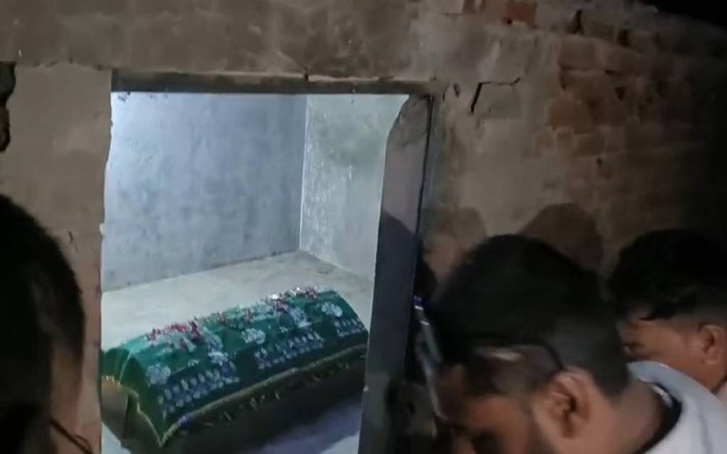 मिर्जापुर: अंधविश्वास में परिवार ने घर में बनाया मजार, इत्र की खुशबू आने पर गांववालों ने घुसकर तोड़ी
