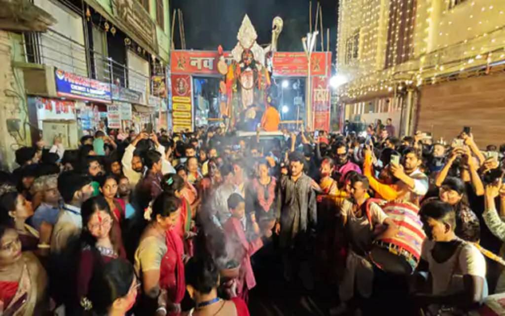 काशी में मां काली का धूमधाम से विसर्जन: सिन्दूर खेला के बाद निकली भव्य शोभायात्रा, 5 थानों की फोर्स रही तैनात