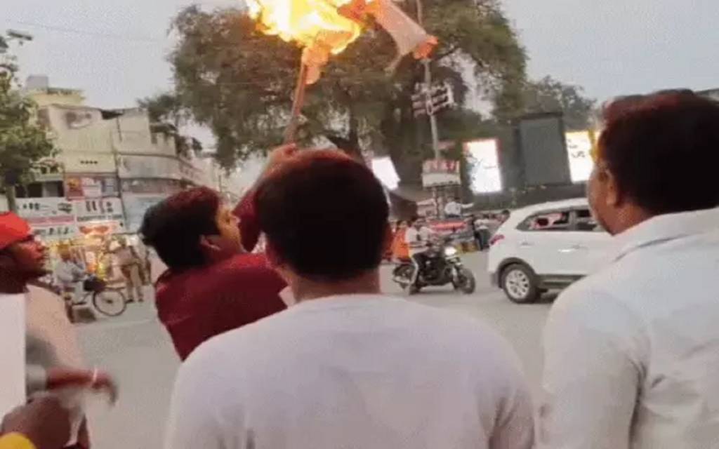 वाराणसी में हिंदू सुरक्षा सेवा संघ का प्रदर्शन,  स्वामी प्रसाद मौर्य का पुतला दहन, FIR की मांग