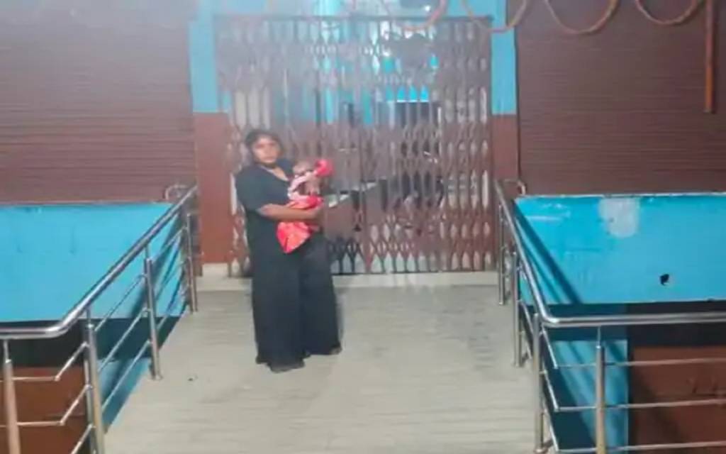 राजातालाब के निजी अस्पताल में दो माह की बच्ची की मौत, डॉक्टरों पर लापरवाही का आरोप