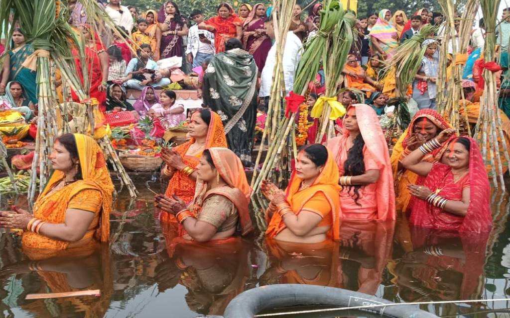 अस्त होते सूर्य को अर्घ्य देने घाटों पर पहुंची व्रती महिलाएं