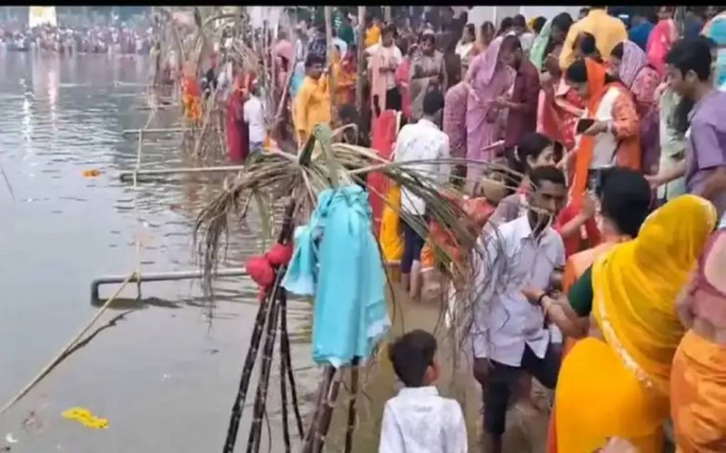 काशी में उमड़ी आस्था की बयार: बरेका सूर्य सरोवर पर उदीयमान सूर्य को अर्घ्य, ‘छठी मईया की जय’ से गूंज उठा वातावरण