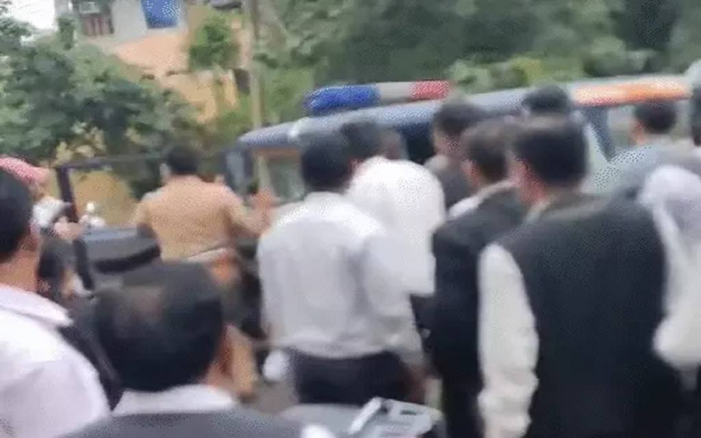 कानपुर: लॉ स्टूडेंट पर जानलेवा हमला करने वाला आरोपी कचहरी से गिरफ्तार, वकीलों ने पुलिस को दौड़ाया