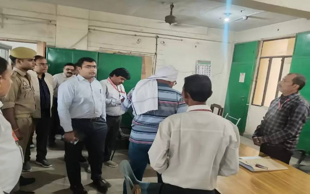 वाराणसी : नवागत सीडीओ प्रखर कुमार सिंह एक्शन मोड में, 29 कर्मचारियों का एक दिन का वेतन रोका