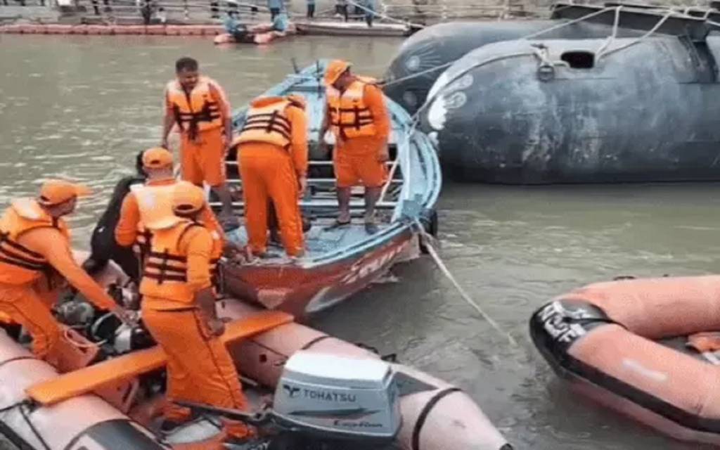 वाराणसी में गंगा में डूबते-डूबते बचा श्रद्धालु, एनडीआरएफ की सतर्कता से मीर घाट पर टली बड़ी अनहोनी