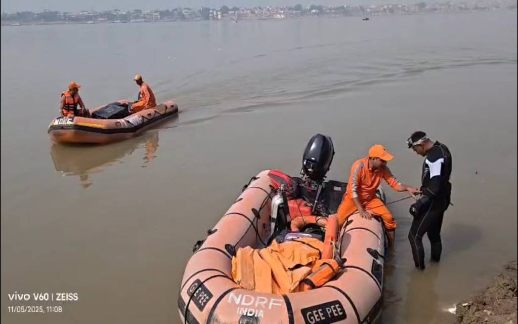 कार्तिक पूर्णिमा स्नान में डूबा युवक, गंगा तट पर मचा हाहाकार; एनडीआरएफ तलाश में जुटी