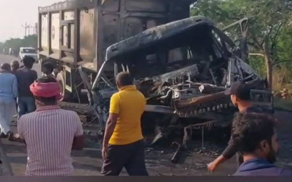 भदोही में दर्दनाक सड़क हादसा: डंपर में लगी आग, चालक की जलकर मौत