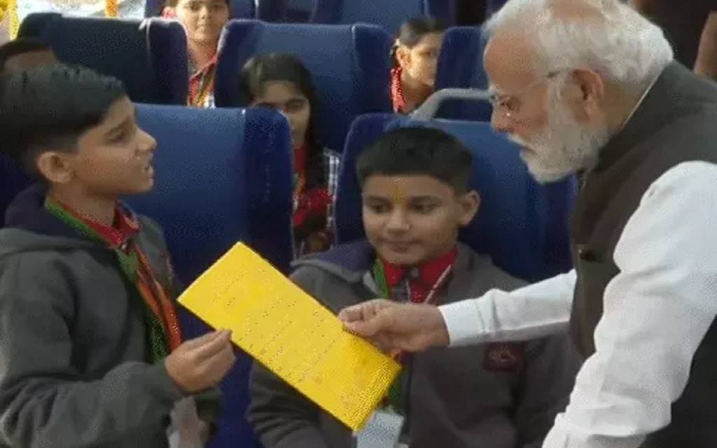 वंदे भारत के उद्घाटन पर चमकी काशी की प्रतिभा, पीएम मोदी बोले- बच्चों पर गर्व है