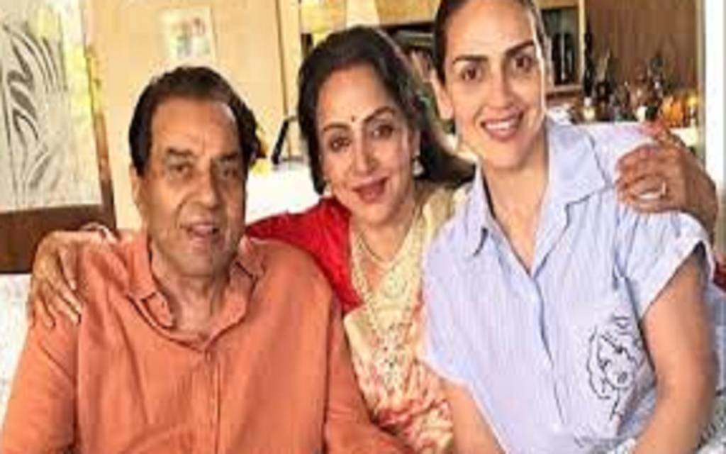 धर्मेंद्र के निधन की अफवाहों पर भड़कीं हेमा मालिनी, बोलीं –“बीमार इंसान के बारे में ऐसा कैसे लिख सकते हैं?”