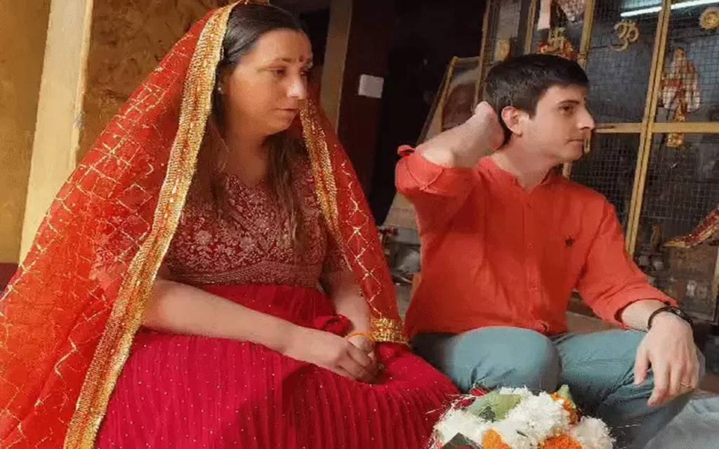 काशी में इटली के जोड़े ने सात फेरे लेकर रचाई अनोखी शादी, मंत्र हुए अंग्रेज़ी में अनुवादित