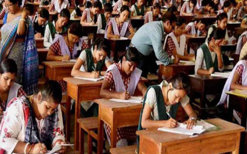 UP Board 2025-26 : हाईस्कूल और इंटर की परीक्षाओं की तैयारियाँ जोरों पर, 90 हजार से अधिक छात्र होंगे शामिल