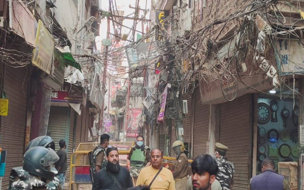 दालमंडी में फिर चला बुलडोज़र, दो मकान–दुकान ढहे; विरोध के बीच प्रशासन की सख्त कार्रवाई जारी