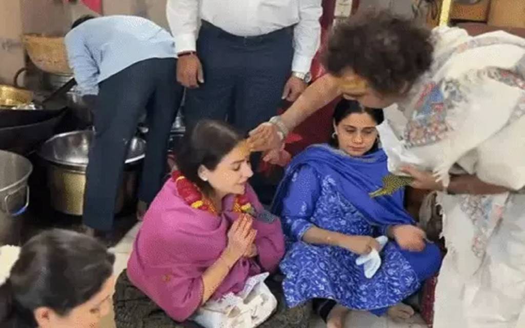 तेंदुलकर परिवार की महिलाएं पहुँचीं काशी, अन्नपूर्णा मंदिर में बैठकर ग्रहण किया प्रसाद